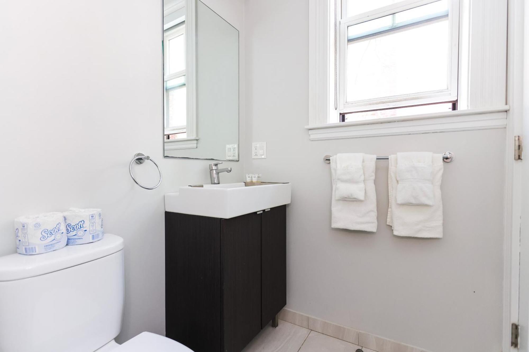 A Stylish Stay W/ A Queen Bed, Heated Floors.. #26 بروكلاين المظهر الخارجي الصورة